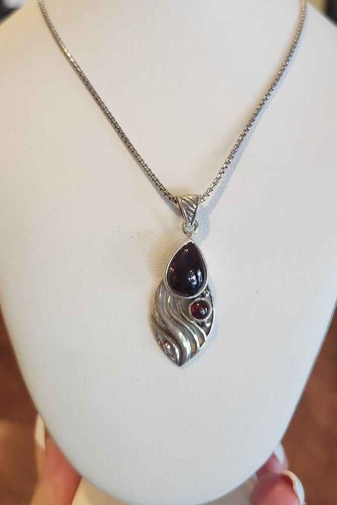 Sterling silver wavy garnet cabochon pendant