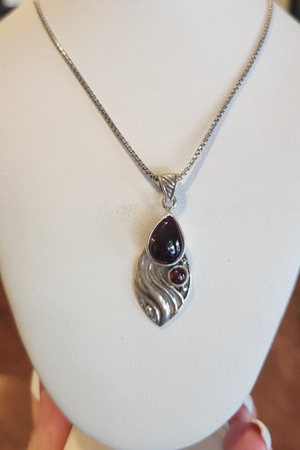 Sterling silver wavy garnet cabochon pendant