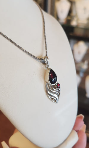 Sterling silver wavy garnet cabochon pendant