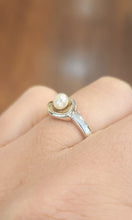 Load image into Gallery viewer, Sterling silver pearl ring with gold accent