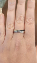Load image into Gallery viewer, Sterling silver twist band spinner ring
