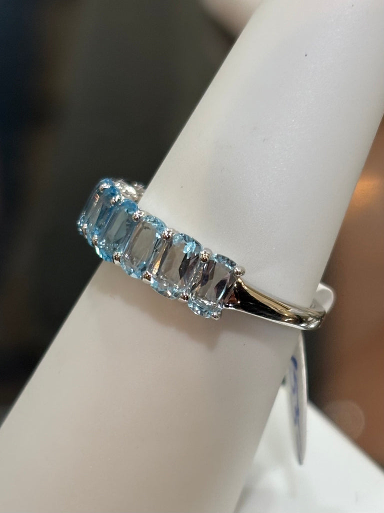 Sterling silver blue topaz gradient ring